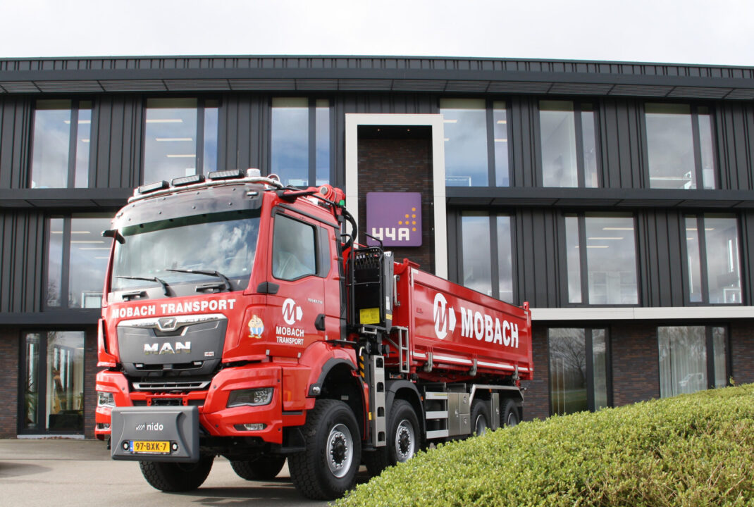 Vrachtwagen van Mobach Transport bij hoofdkantoor van H4A