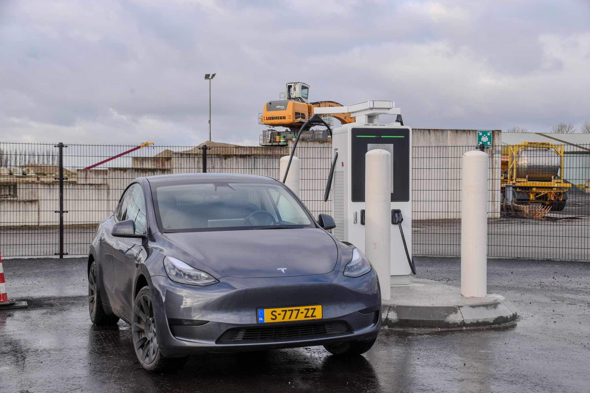 Het elektrisch laadplein van H4A in Sas van Gent