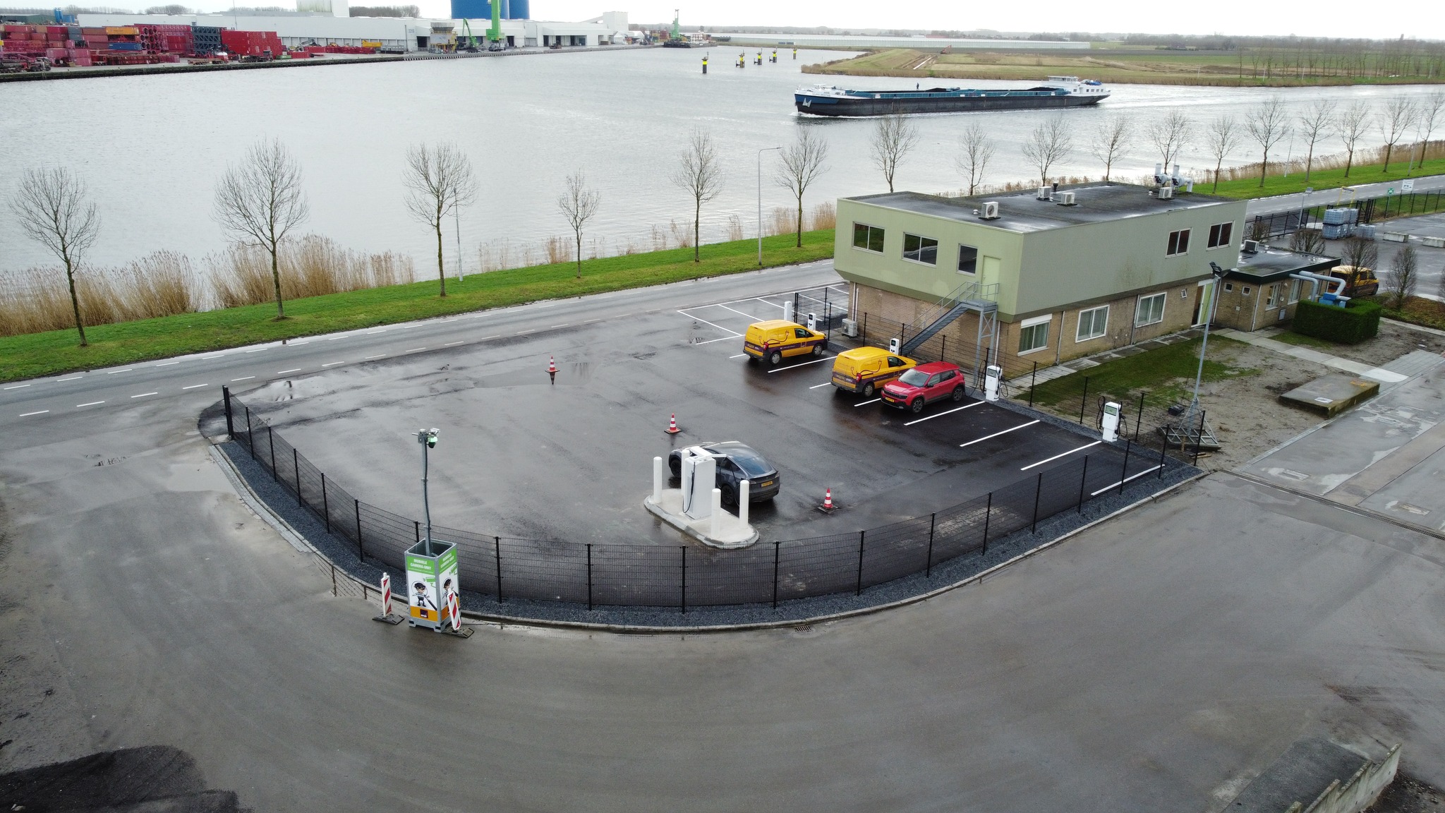 Het elektrisch laadplein van H4A in Sas van Gent