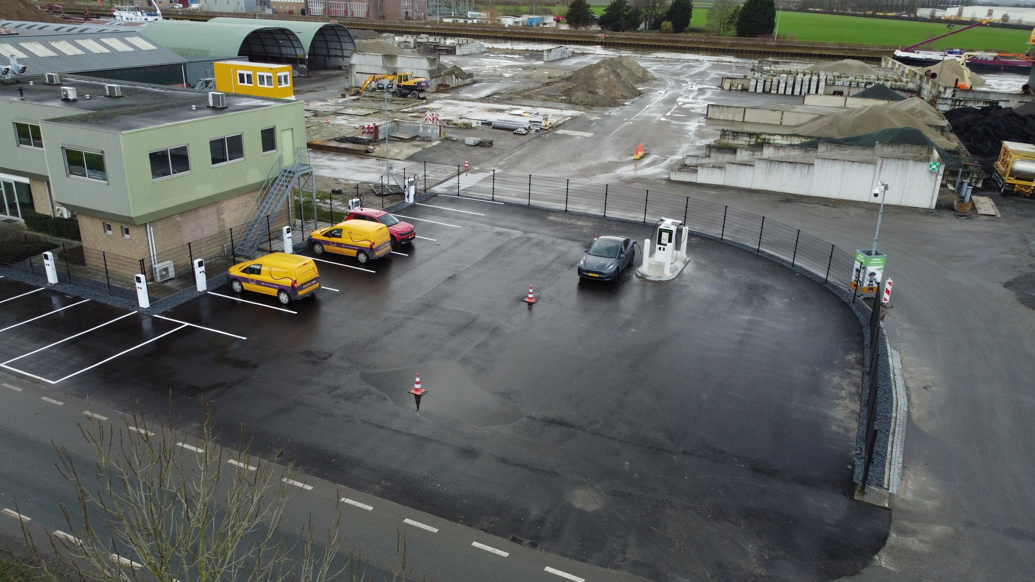 Het elektrisch laadplein van H4A in Sas van Gent