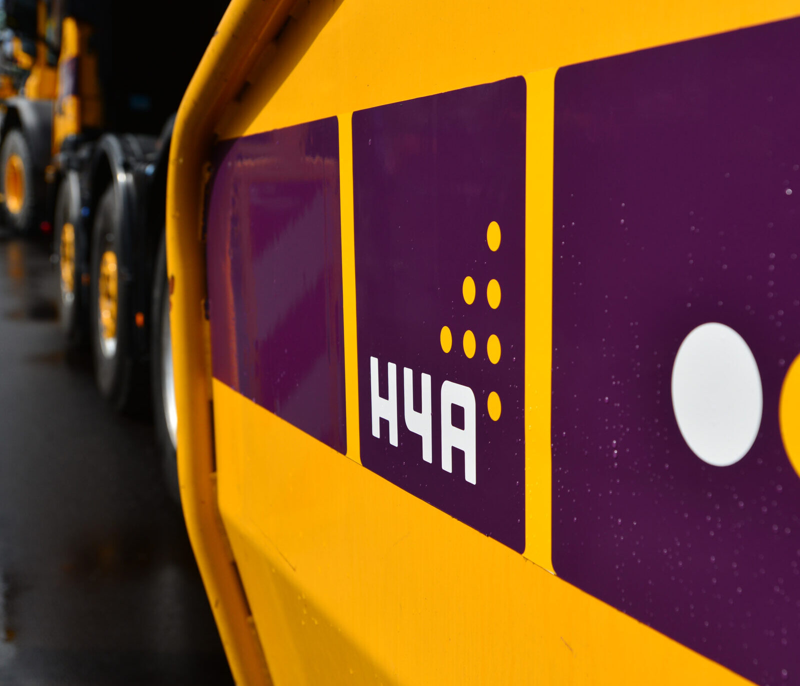 H4A logo op een werkbus